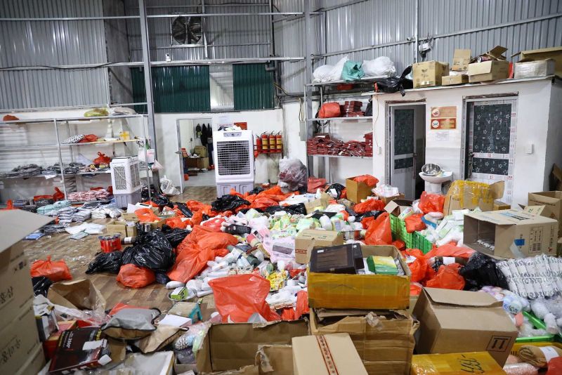 Kho hàng với số lượng lớn sản phẩm