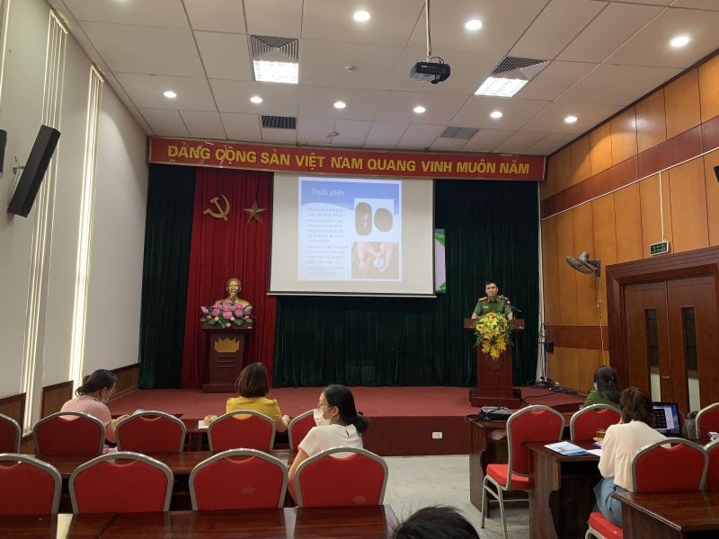 Báo cáo viên trình bày tại điểm cầu Hội LHPN TP Hà Nội Báo cáo viên trình bày tại điểm cầu Hội LHPN TP Hà Nội