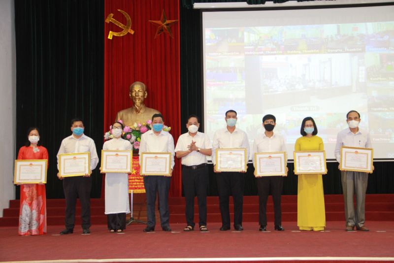 Tằng bằng khen cho các cá nhân, tập thể có thành tích xuất sắc trong công tác bầu cử