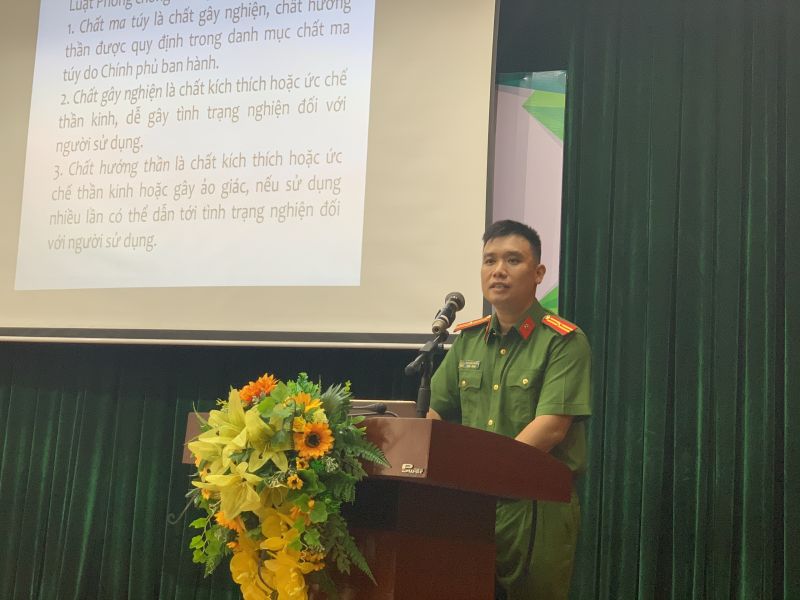 Thiếu tướng Ngô Quốc Khánh - Báo cáo viên Phòng Cảnh sát điều tra tội phạm về ma tuý, Công an TP Hà Nội trình bày tại Hội nghị Thiếu tướng Ngô Quốc Khánh - Báo cáo viên Phòng Cảnh sát điều tra tội phạm về ma tuý, Công an TP Hà Nội trình bày tại Hội nghị