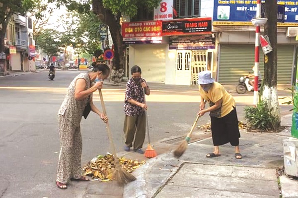 Chị em hội viên phụ nữ quận Hai Bà Trưng tích cực quét dọn, tổng vệ sinh đường phố
