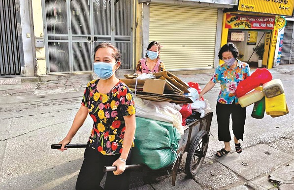 Chị em hội viên phụ nữ phường Quỳnh Lôi thu gom phế liệu vừa gây quỹ Hội vừa bảo vệ môi trường