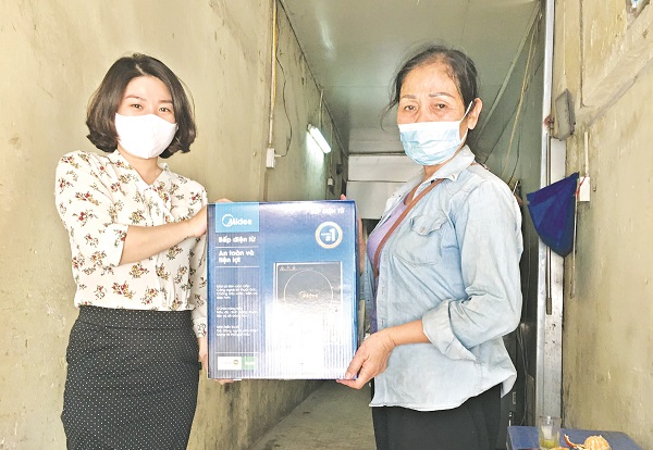 Hội PN phường Minh Khai tặng bếp điện cho hội viên có hoàn cảnh khó khăn.