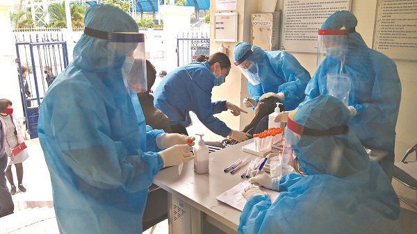 Y bác sĩ TYT phường Mai Động lấy mẫu xét nghiệm Covid-19 cho người dân Y bác sĩ TYT phường Mai Động lấy mẫu xét nghiệm Covid-19 cho người dân