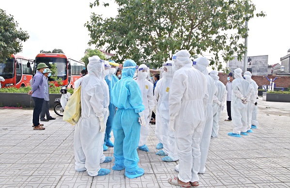 Thảo luận trước giờ thực hiện lấy mẫu x&eacute;t nghiệm tại th&ocirc;n Tam Tầng (Quang Ch&acirc;u, Việt Y&ecirc;n)