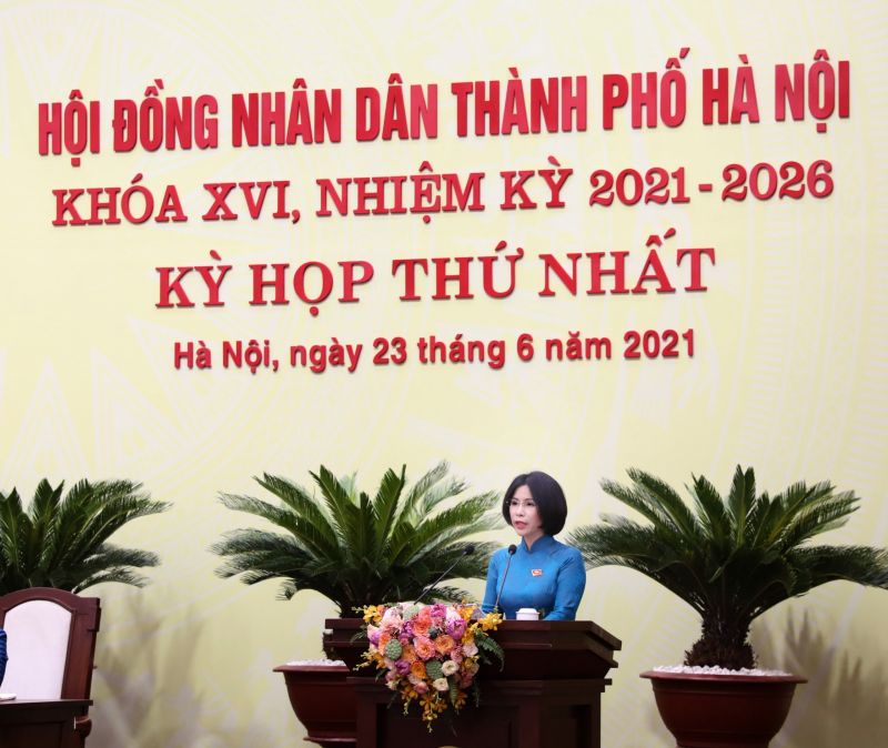 Bà Trần  Thị Nhị Hà, Giám đốc Sở Y tế Hà Nội trình bày Tờ trình Bà Trần  Thị Nhị Hà, Giám đốc Sở Y tế Hà Nội trình bày Tờ trình