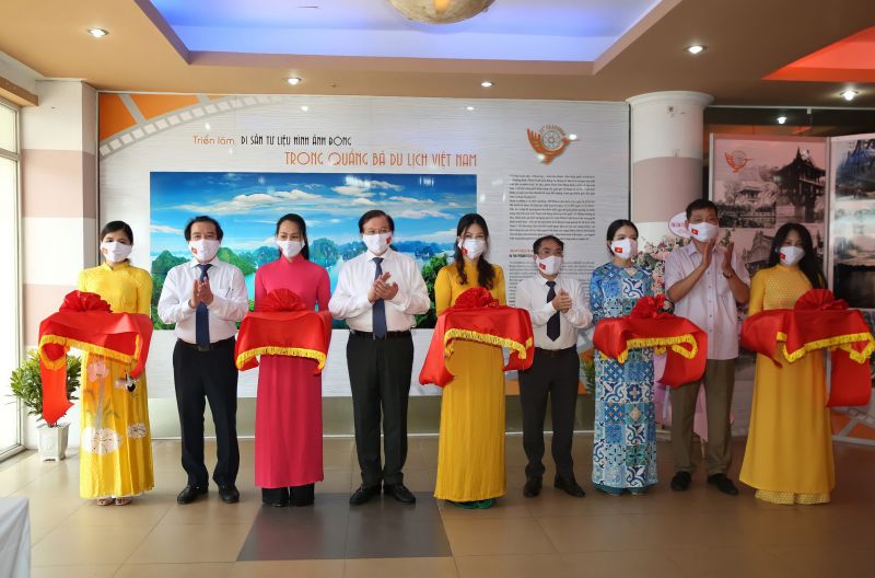 Các đại biểu cắt băng khai mạc triển lãm