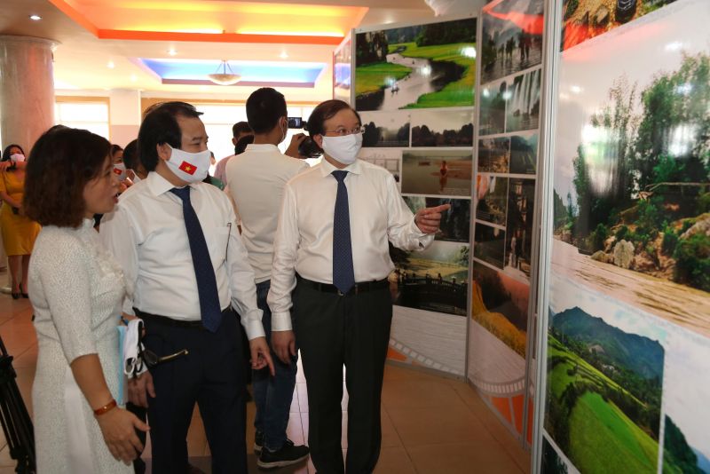 Triển lãm giới thiệu khoảng 120 ảnh bối cảnh quay đặc sắc tại các vùng miền của Việt Nam là những tư liệu, hình ảnh sưu tầm và đang lưu trữ tại Viện Phim Việt Nam