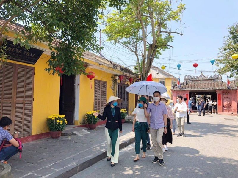 Du khách được hướng dẫn tham quan phố cổ Hội An