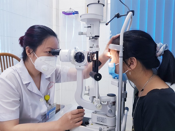 Phụ huynh cần đưa trẻ đi khám định kỳ để bảo vệ mắt. Ảnh: Thiện Tâm Phụ huynh cần đưa trẻ đi khám định kỳ để bảo vệ mắt. Ảnh: Thiện Tâm