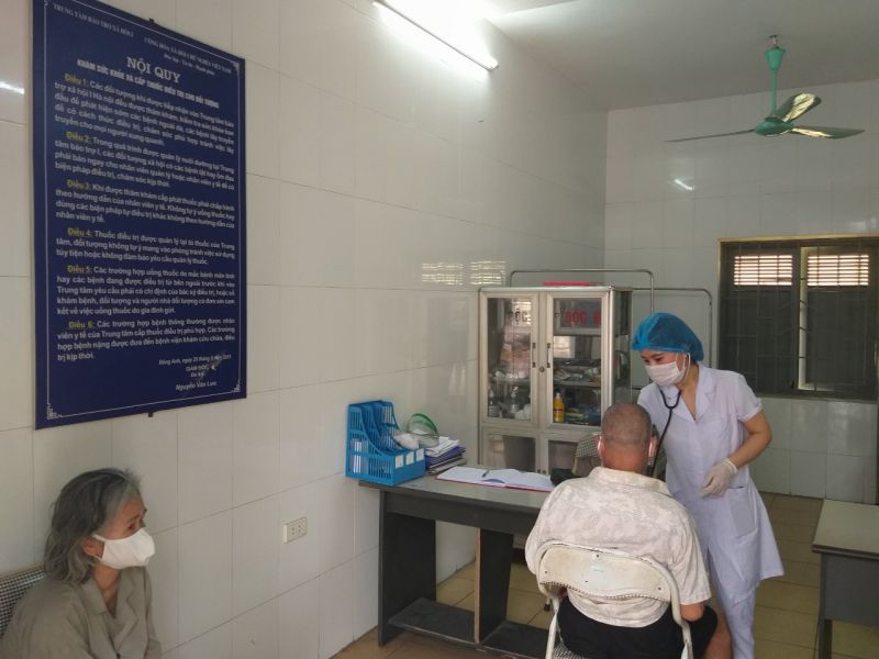 Bác sỹ của Trung tâm Bảo trợ xã hội 1 đang khám sức khỏe cho người lang thang