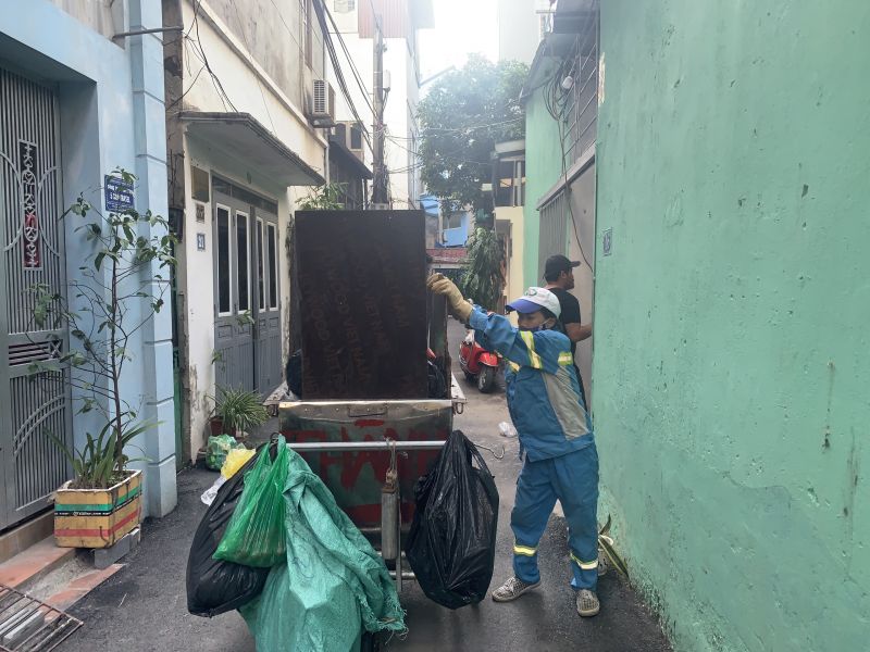 Chị Doãn Thị Cam ở Đan Phượng làm công nhân thu gom rác ở địa bàn Cầu Diễn, quận Nam Từ Liêm Chị Doãn Thị Cam ở Đan Phượng làm công nhân thu gom rác ở địa bàn Cầu Diễn, quận Nam Từ Liêm