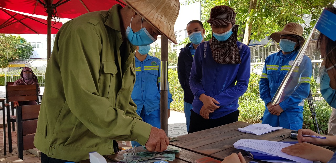 Bà Nguyễn Thị Hoa và ông Phạm Hữu Sót nhận một phần tiền lương của mình bị công ty nợ từ tháng 6 đến tháng 12/2020 Bà Nguyễn Thị Hoa và ông Phạm Hữu Sót nhận một phần tiền lương của mình bị công ty nợ từ tháng 6 đến tháng 12/2020