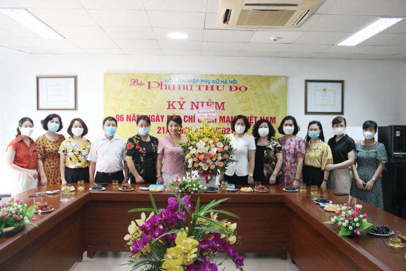 C&aacute;c đồng ch&iacute; l&atilde;nh đạo Hội LHPN H&agrave; Nội v&agrave; đại diện Sở Th&ocirc;ng tin v&agrave; Truyền th&ocirc;ng ch&uacute;c mừng B&aacute;o PNTĐ nh&acirc;n dịp 96 năm ng&agrave;y B&aacute;o ch&iacute; c&aacute;ch mạng Việt Nam