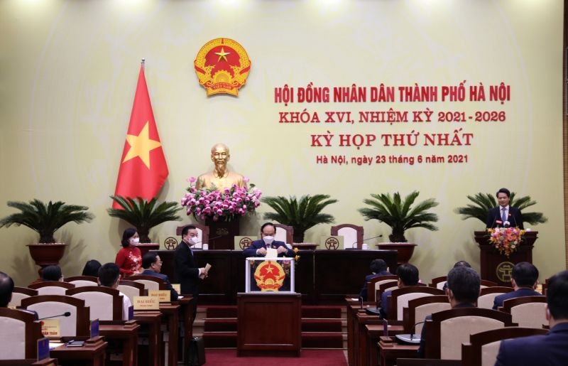 Các đồng chí lãnh đạo bỏ phiếu