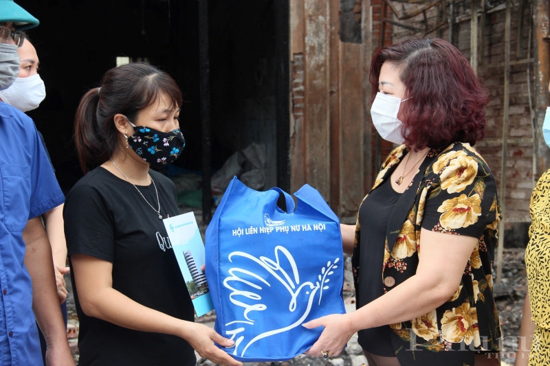 Xúc động, bày tỏ sự biết ơn trước sự quan tâm, thăm hỏi, động viên kịp thời của các đồng chí lãnh đạo, cán bộ Hội LHPN Hà Nội, chị Hoàng Thị Hà cũng chia sẻ về khó khăn trước mắt và khẳng định chị sẽ thật bình tâm, giữ gìn sức khỏe để cùng gia đình khôi phục lại hoạt động kinh doanh, từng bước ổn định cuộc sống và chăm sóc tốt cho các con. Xúc động, bày tỏ sự biết ơn trước sự quan tâm, thăm hỏi, động viên kịp thời của các đồng chí lãnh đạo, cán bộ Hội LHPN Hà Nội, chị Hoàng Thị Hà cũng chia sẻ về khó khăn trước mắt và khẳng định chị sẽ thật bình tâm, giữ gìn sức khỏe để cùng gia đình khôi phục lại hoạt động kinh doanh, từng bước ổn định cuộc sống và chăm sóc tốt cho các con.