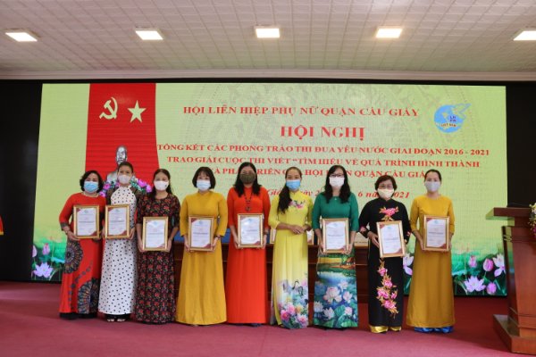 Các cá nhân tập thể được khen thưởng Các cá nhân tập thể được khen thưởng