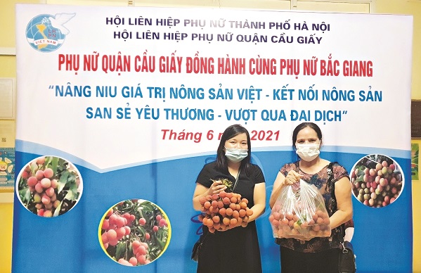 Chị em phụ nữ Thủ đ&ocirc; nhiệt t&igrave;nh tham gia hỗ trợ ti&ecirc;u thụ vải thiều Bắc Giang