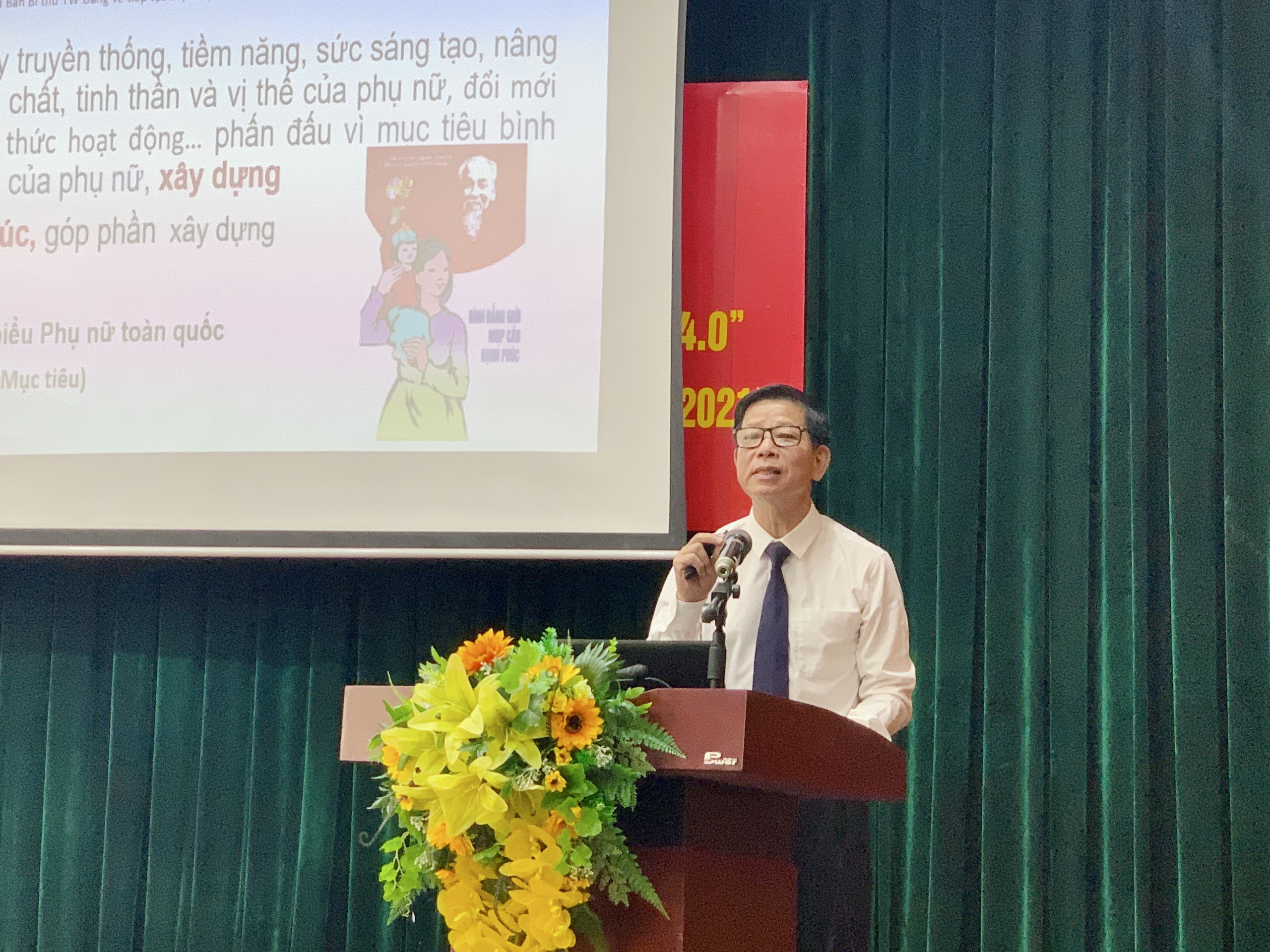ThS Hoa Hữu Vân - báo cáo viên chương trình trình bày về thực trạng, bối cảnh và những khó khăn, thách thức của gia đình Việt trong thời đại 4.0 ThS Hoa Hữu Vân - báo cáo viên chương trình trình bày về thực trạng, bối cảnh và những khó khăn, thách thức của gia đình Việt trong thời đại 4.0