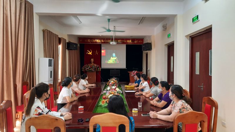 Các cán bộ, hội viên phụ nữ tại điểm cầu Hội LHPN xã Yên Mỹ, huyện Thanh Trì chăm chú theo dõi chương trình Hội nghị qua màn hình trực tuyến Các cán bộ, hội viên phụ nữ tại điểm cầu Hội LHPN xã Yên Mỹ, huyện Thanh Trì chăm chú theo dõi chương trình Hội nghị qua màn hình trực tuyến