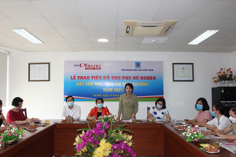 Nhà báo Lê Quỳnh Trang - Tổng biên tập báo Phụ nữ Thủ đô cho biết trong nhiều năm qua Báo luôn đồng hành hỗ trợ, giúp đỡ những hoàn cảnh gia đình hội viên có khó khăn về nhà ở để giúp họ 