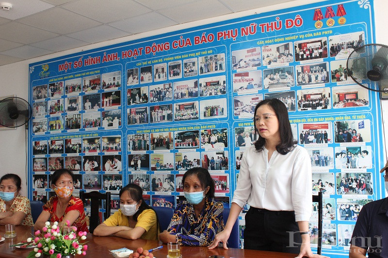 Chị  Hoàng Thị Bảy – Chủ tịch Hội LHPN huyện Đan Phương chia sẻ và gửi lời cảm ơn tới Báo PNTĐ và Tập đoàn Dầu khí quốc gia Việt Nam đã dành tình cảm đặc biệt tới các gia đình còn khó khăn trên địa bàn huyện