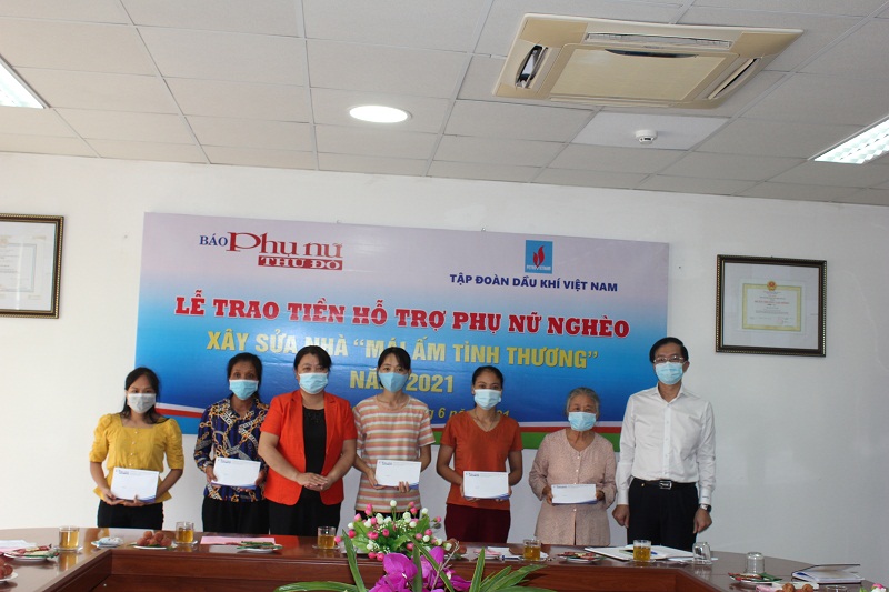 Đồng chí Nguyễn Thị Thu Thủy – Phó Chủ tịch Thường trực Hội LHPN Hà Nội và đồng chí Trần Quang Dũng, Trưởng ban Truyền thông và Văn hóa doanh nghiệp Petrovietnam trao tiền xây sửa nhà  