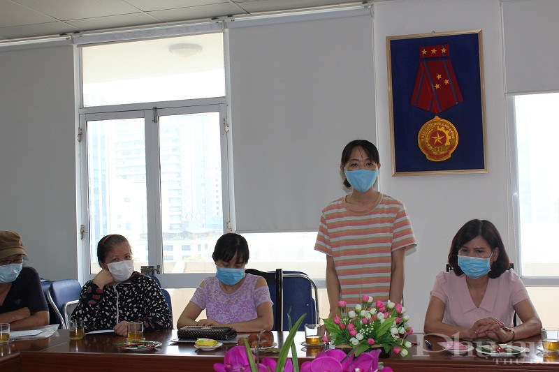 Thay mặt các gia đình được nhận tiền hỗ trợ chị Chử Thị Thiệp hội viên phụ nữ xã Vạn Phúc, huyện Thanh Trì ( Chị thuộc diện hộ nghèo, là mẹ đơn thân ) đã gửi lời cảm ơn tới Báo Phụ nữ Thủ đô, tới các cấp Hội PN đã luôn quan tâm tới những gia đình có hoàn cảnh khó khăn. Nhận được số tiền này, chị có thêm nguồn kinh phí để sớm xây cho gia đình mình căn nhà mới khang trang để 2 mẹ con chị ổn định cuộc sống.