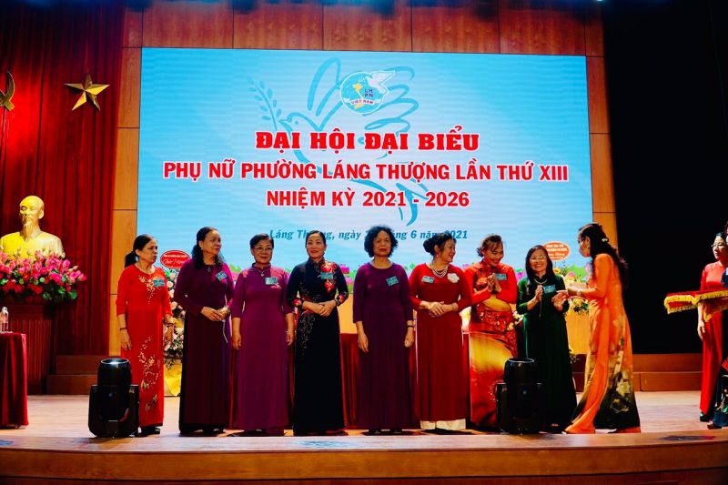 Đ/c Nguyễn Lan Hương, Chủ tịch Hội LHPN quận Đống Đa tặng quà tri ân các cán bộ Hội LHPN phường Láng Thượng nghỉ công tác