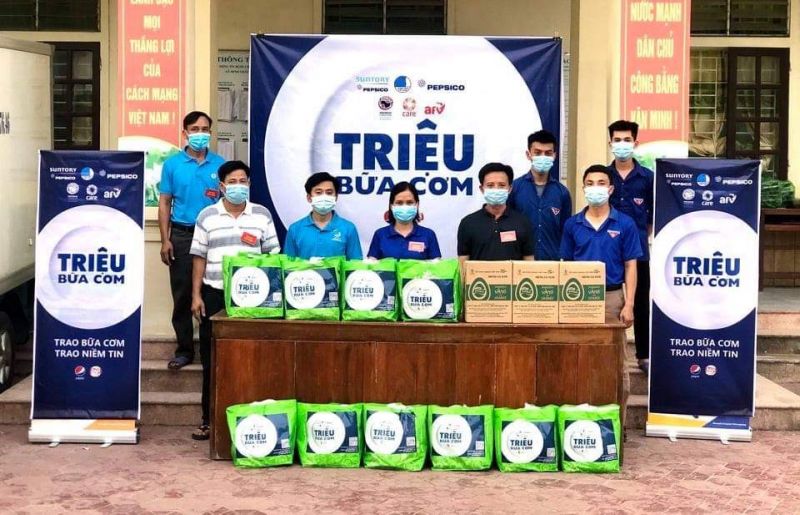 "Triệu tr&aacute;i tim" trao qu&agrave; cho c&aacute;c gia đ&igrave;nh bị ảnh hưởng bởi đại dịch COVID-19