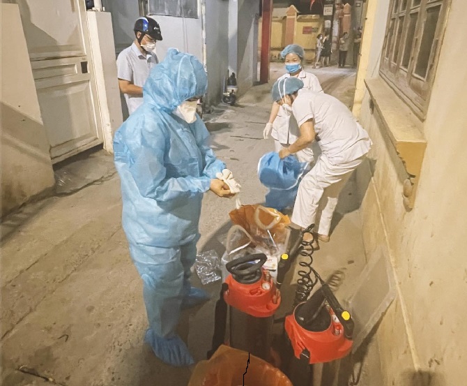 Cán bộ y tế quận Bắc Từ Liêm xuyên đêm lấy mẫu xét nghiệm sàng lọc Covid-19 (Đàm Thị Thơ)