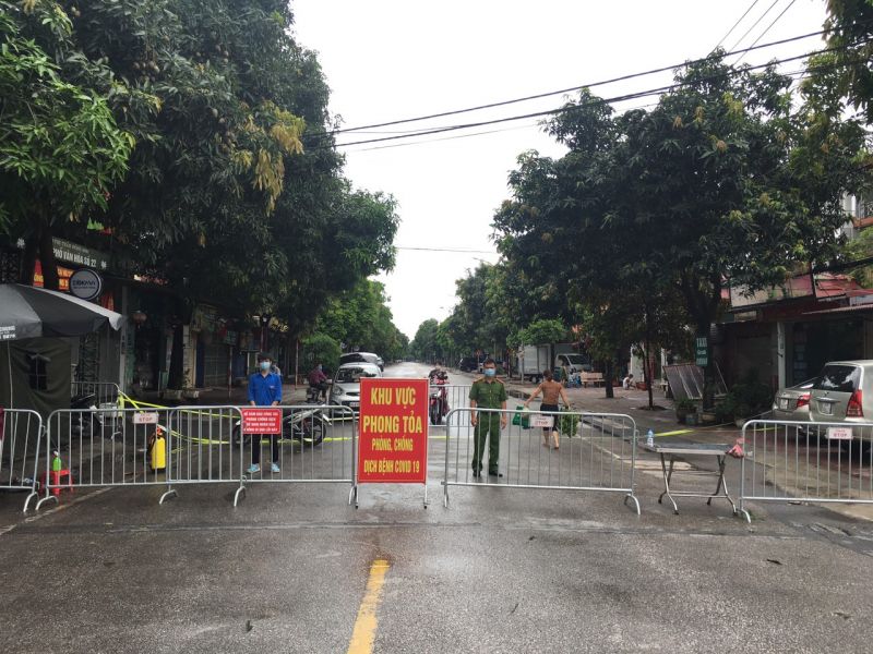 Cán bộ chiến sĩ công an huyện Đông Anh cùng các lực lượng tình nguyện thực thi nhiệm vụ tại chốt trực Covid-19 (NVCC)