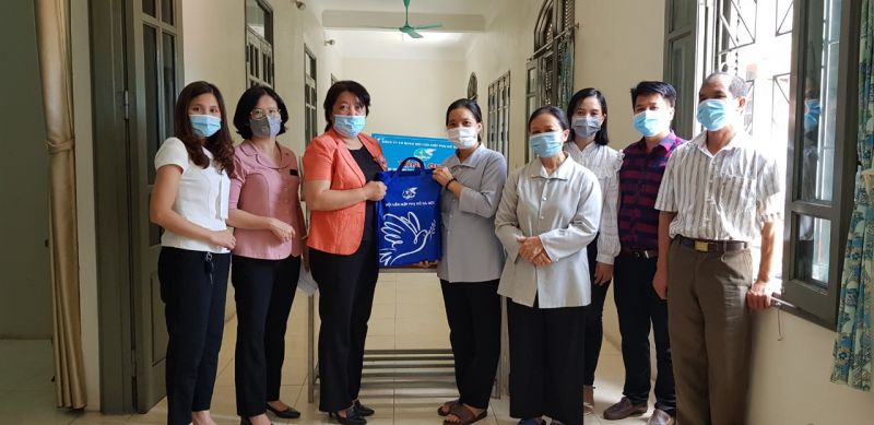 Đồng chí Nguyễn Thi Thu Thủy, Phó Chủ tịch Thường trực Hội LHPN Hà Nội trao quà tặng các cơ sở và người già ở Mái ấm nhà dòng Kẻ Nghệ, xã Minh Cường, huyện Thường Tín