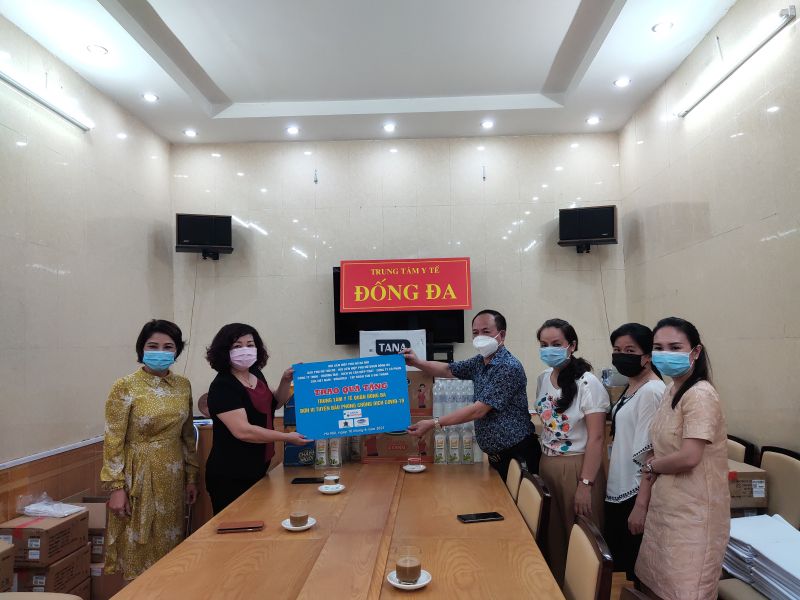 Đoàn công tác tặng quà cho lực lượng tuyến đầu tại Trung tâm y tế quận Đống Đa