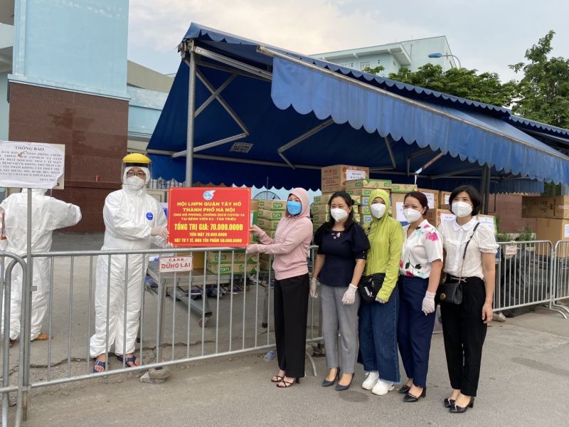 Hội viên PN quận Tây Hồ đồng hành, chung sức cùng y bác sĩ và bệnh nhân bệnh viện K Tân Triều phòng chống dịch Covid-19 ( HPN). Hội viên PN quận Tây Hồ đồng hành, chung sức cùng y bác sĩ và bệnh nhân bệnh viện K Tân Triều phòng chống dịch Covid-19 ( HPN).