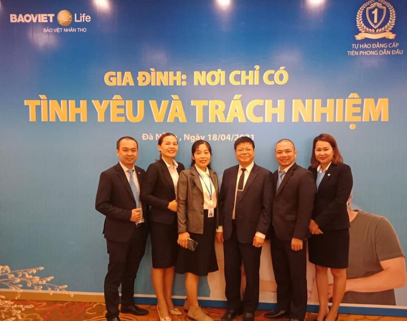 Chuyên gia Đinh Đoàn (thứ 3 từ phải qua) – chụp ảnh lưu niệm trong một lần làm báo cáo viên nói chuyện chuyên đề về gia đình (NVCC)