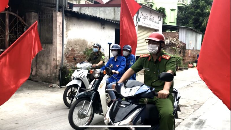 Lực lượng công an và đoàn thanh niên diễu hành tuyên truyền trên đường phố