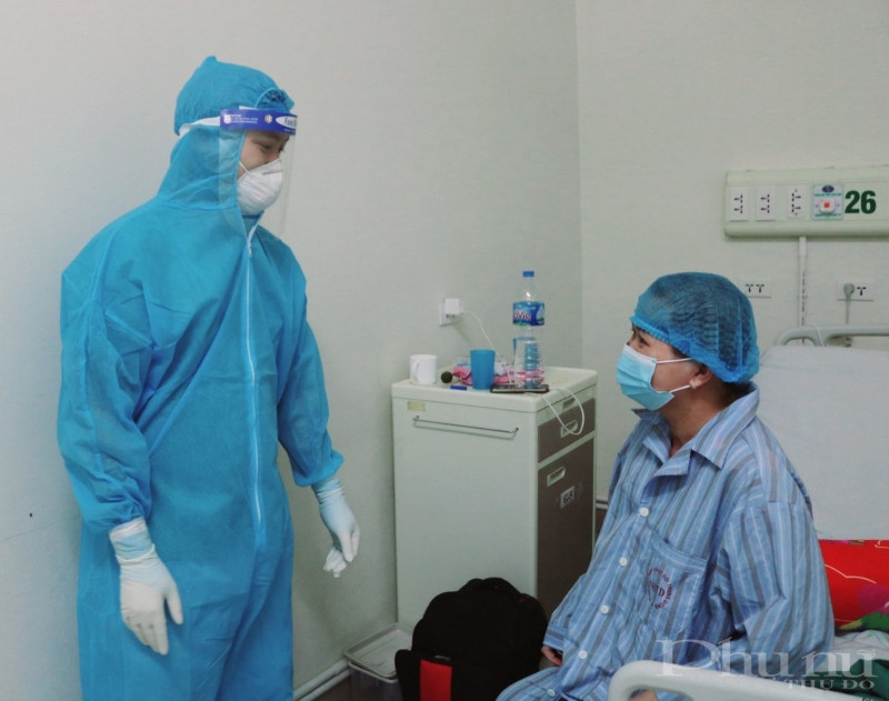 Bác sĩ BV Bệnh Nhiệt đới TƯ thăm hỏi sản phụ. Bác sĩ BV Bệnh Nhiệt đới TƯ thăm hỏi sản phụ.