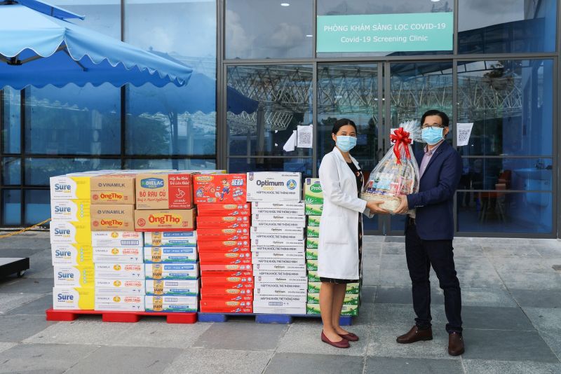 Đại diện bệnh viện tiếp nhận các món quà từ Vinamilk dành tặng đến gia đình của cán bộ y tế tuyến đầu Đại diện bệnh viện tiếp nhận các món quà từ Vinamilk dành tặng đến gia đình của cán bộ y tế tuyến đầu