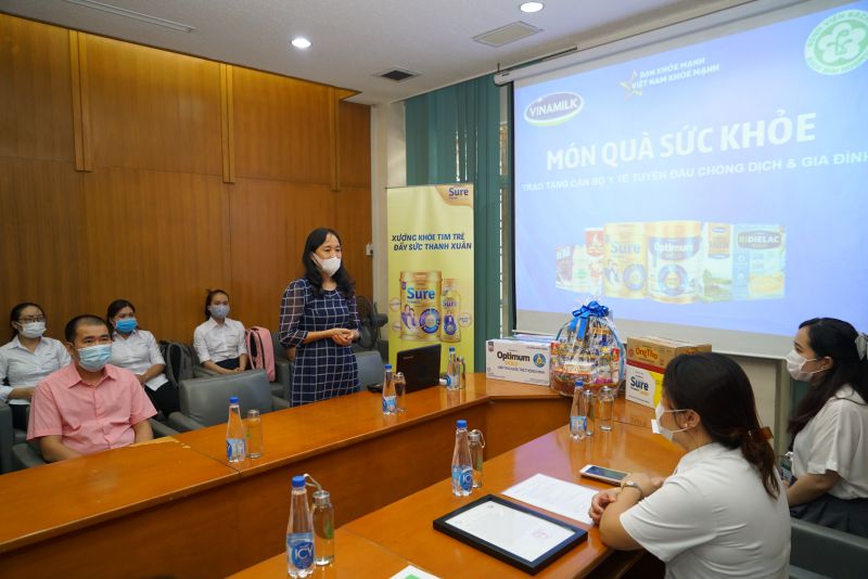 B&agrave; Nguyễn Thị Minh T&acirc;m, đại diện c&ocirc;ng ty Vinamilk, chia sẻ t&igrave;nh cảm v&agrave; trao tặng m&oacute;n qu&agrave; thay lời cảm ơn từ Vinamilk gửi đến c&aacute;c y b&aacute;c sĩ tại bệnh viện Bạch Mai