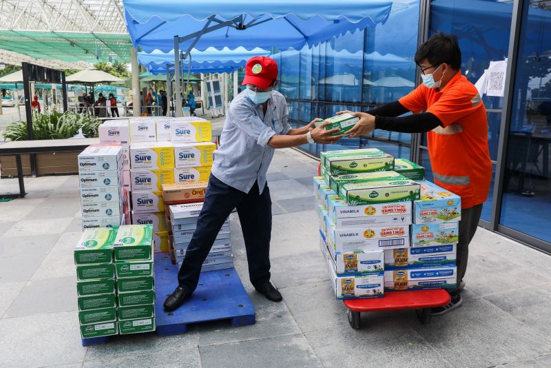 Hơn 25.500 sản phẩm đã được Vinamilk kịp thời chuyển đến các bệnh viện trong điều kiện giãn cách nhiều khó khăn. Hơn 25.500 sản phẩm đã được Vinamilk kịp thời chuyển đến các bệnh viện trong điều kiện giãn cách nhiều khó khăn.
