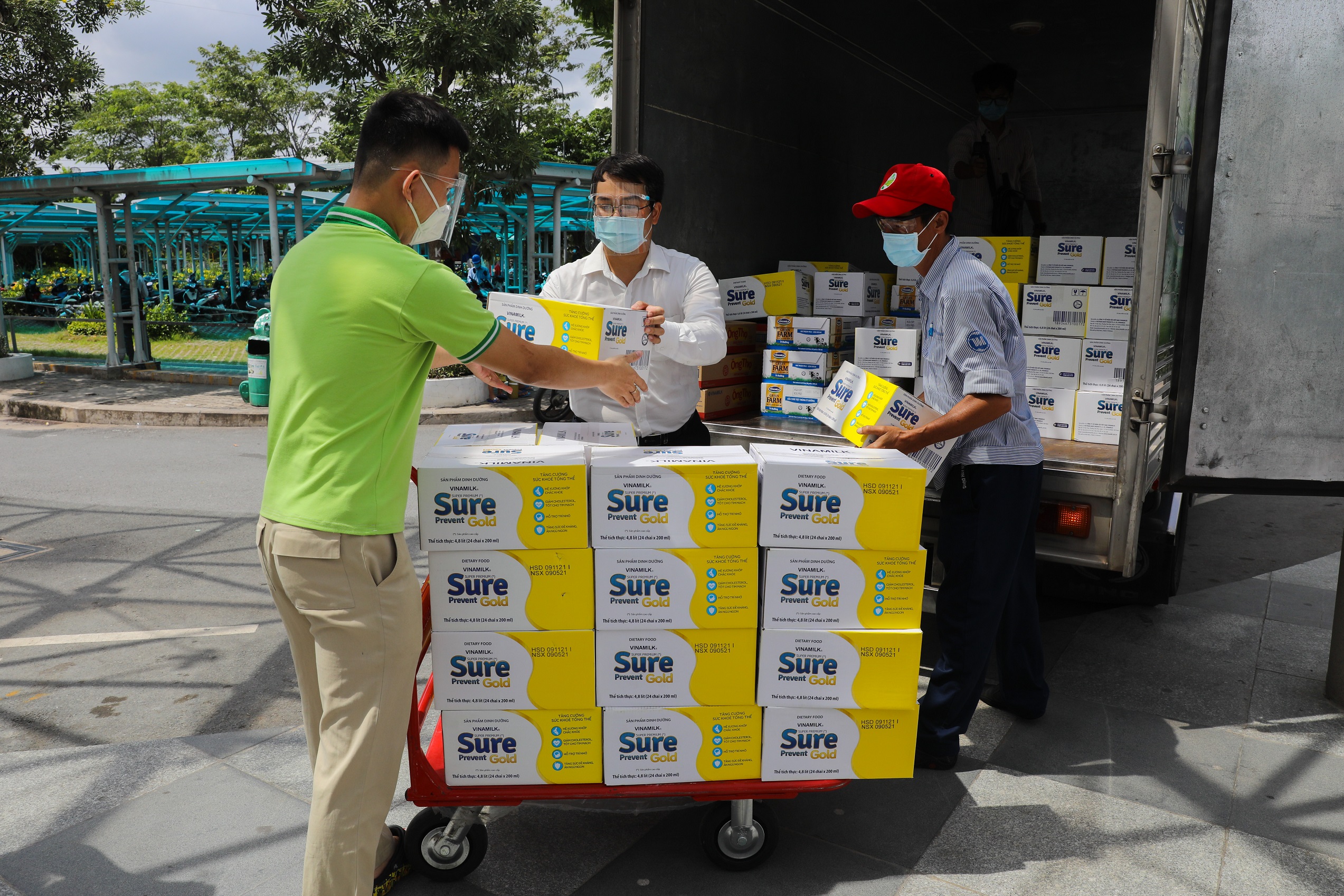 Vinamilk gửi tặng hơn 25.500 sản phẩm dinh dưỡng đến y bác sĩ và gia đình tại 4 bệnh viện tuyến đầu - ảnh 11