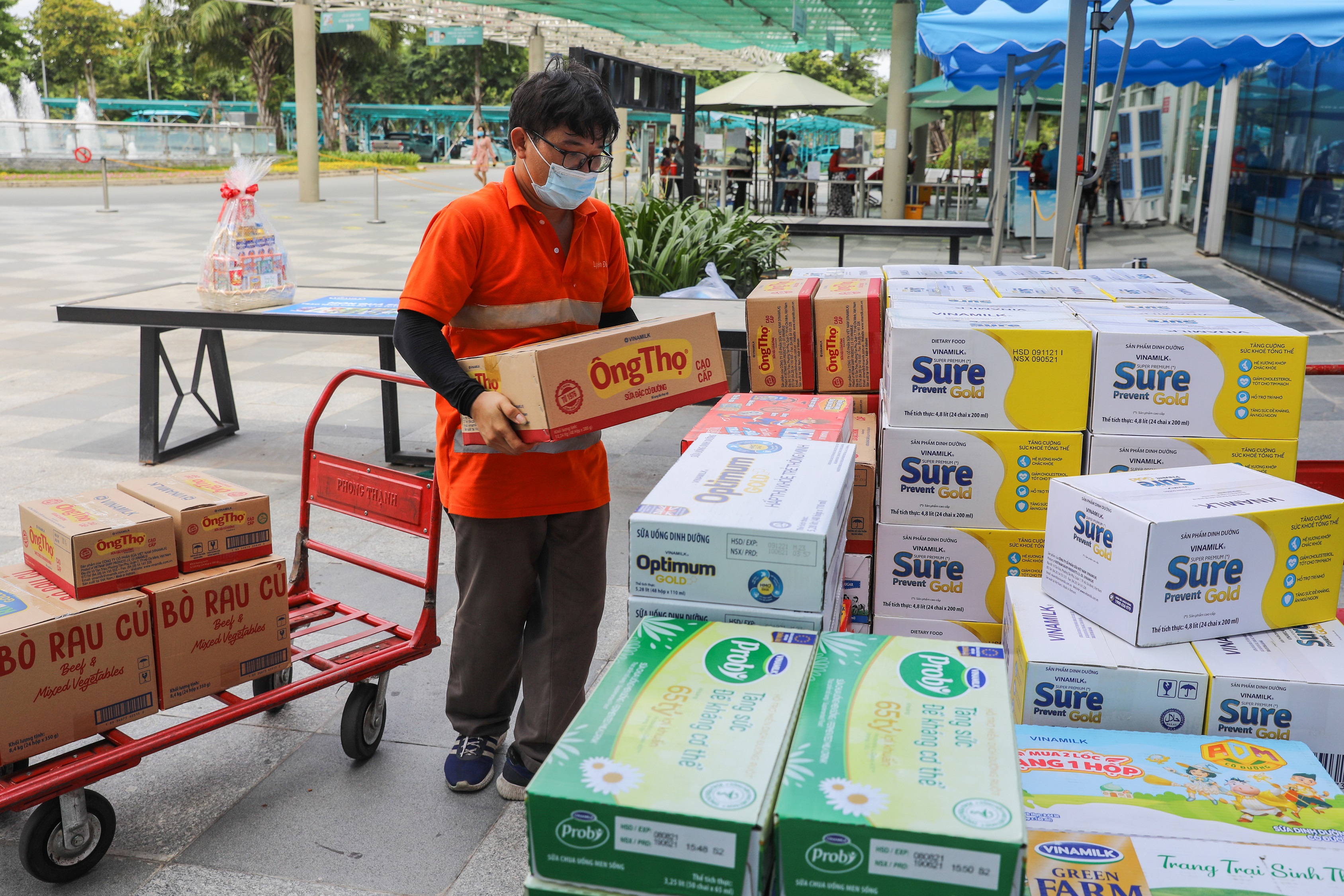 Vinamilk gửi tặng hơn 25.500 sản phẩm dinh dưỡng đến y bác sĩ và gia đình tại 4 bệnh viện tuyến đầu - ảnh 12