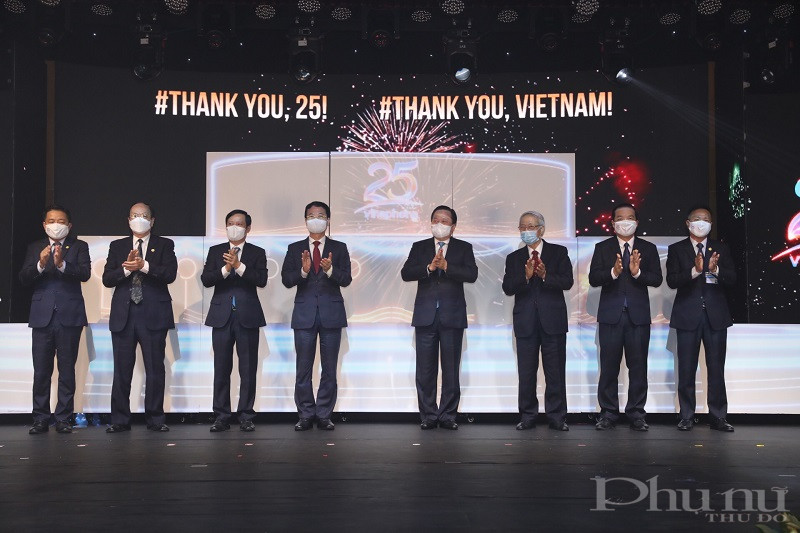 Lãnh đạo các bộ, ban, ngành tham dự sự kiện VinaPhone đón nhận Huân chương Lao động hạng Nhất và kỷ niệm 25 năm nhà mạng VinaPhone. Lãnh đạo các bộ, ban, ngành tham dự sự kiện VinaPhone đón nhận Huân chương Lao động hạng Nhất và kỷ niệm 25 năm nhà mạng VinaPhone.