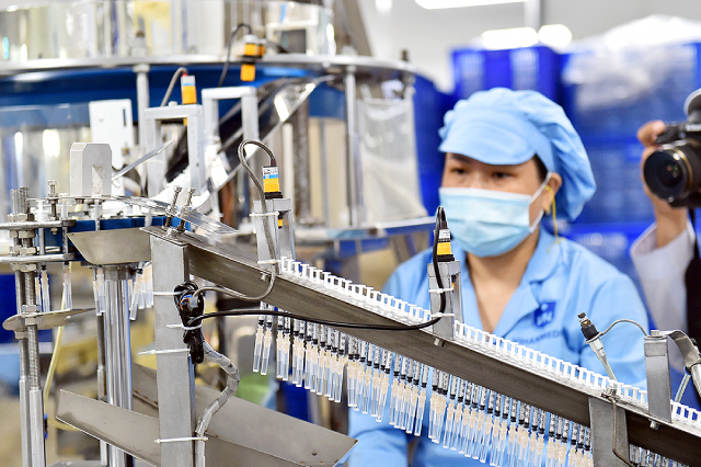 Nguyên liệu chính để sản xuất bơm tiêm là các hạt nhựa PP, PVC, PE, ABS chuyên dùng để sản xuất bơm tiêm, dây dịch truyền hay các dụng cụ y tế khác. Ảnh: VGP/Nhật Bắc Nguyên liệu chính để sản xuất bơm tiêm là các hạt nhựa PP, PVC, PE, ABS chuyên dùng để sản xuất bơm tiêm, dây dịch truyền hay các dụng cụ y tế khác. Ảnh: VGP/Nhật Bắc