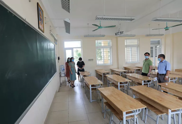 Đo&agrave;n c&ocirc;ng t&aacute;c Sở GD&ĐT H&agrave; Nội kiểm tra về c&ocirc;ng t&aacute;c chuẩn bị cho kỳ thi tại điểm thi trường THPT Trần Nh&acirc;n T&ocirc;ng, quận Hai B&agrave; Trưng.