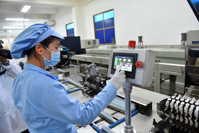 Để hoàn thiện 1 sản phẩm có rất nhiều khâu kiểm tra bằng máy và mắt thường. Ống tiêm sau khi ra khỏi khuôn ép phải đảm bảo đủ 4 tiêu chí: Không có vết xước, không sứt mẻ, không còn nhựa thừa và không bị tắc mới được chuyển sang quy trình sản xuất tiếp theo. Để hoàn thiện 1 sản phẩm có rất nhiều khâu kiểm tra bằng máy và mắt thường. Ống tiêm sau khi ra khỏi khuôn ép phải đảm bảo đủ 4 tiêu chí: Không có vết xước, không sứt mẻ, không còn nhựa thừa và không bị tắc mới được chuyển sang quy trình sản xuất tiếp theo.