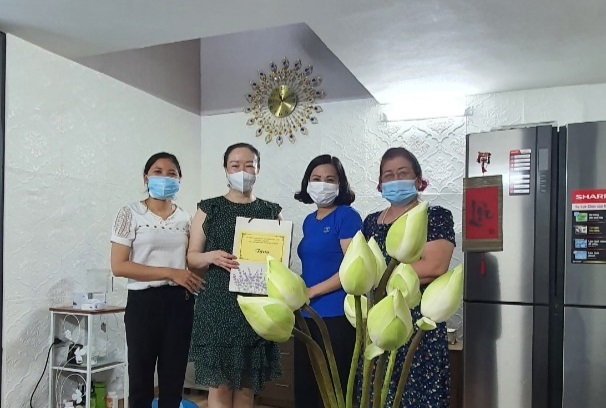 Hội PN quận tổ chức thăm hỏi các gia đình nhằm tri ân với các gia đình cán bộ hội viên phụ nữ đã tích cực tham gia các hoạt động phong trào thi đua của tổ chức Hội và của địa phương phát đông, nhiều chị tích cực trong công tác nhân đạo từ thiện vì cộng đồng, trong nuôi dạy con cái trưởng thành gia đình văn hóa.... Hội PN quận tổ chức thăm hỏi các gia đình nhằm tri ân với các gia đình cán bộ hội viên phụ nữ đã tích cực tham gia các hoạt động phong trào thi đua của tổ chức Hội và của địa phương phát đông, nhiều chị tích cực trong công tác nhân đạo từ thiện vì cộng đồng, trong nuôi dạy con cái trưởng thành gia đình văn hóa....