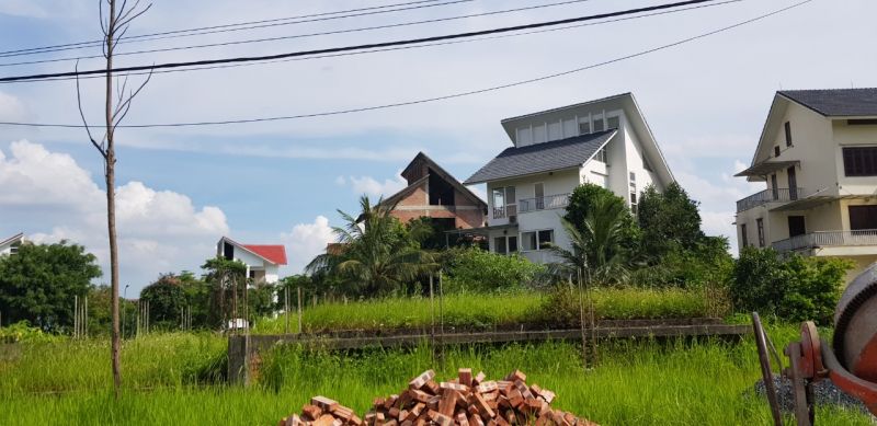 Hàng chục lô đất xây dựng biệt thự mới chỉ trơ phần móng và cỏ mọc hoang