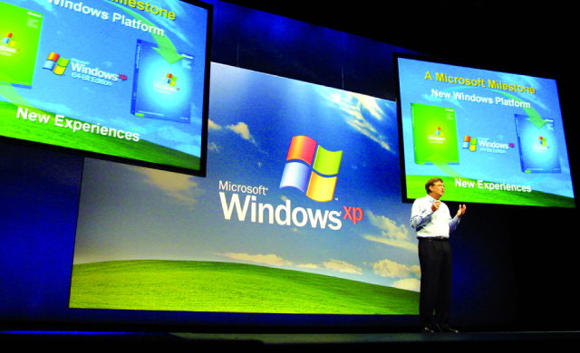 Bill Gates trong một buổi giới thiệu Windows XP vào năm 2001.